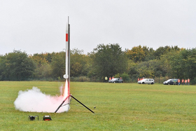 Beim großen Fi­na­le des jähr­li­chen Can­Sat-Wett­be­werbs star­tet in Ro­then­burg (Wüm­me) ei­ne Ra­ke­te mit Can­Sats an Bord.